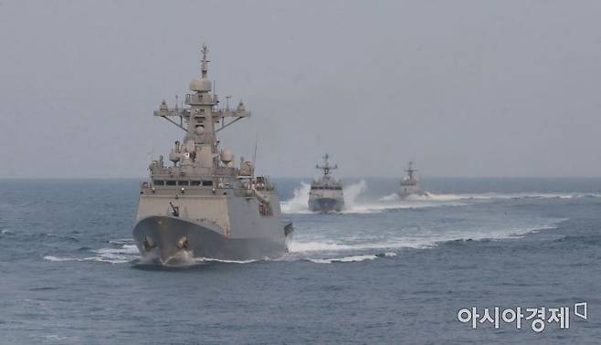 해군 2함대는 4일 오후 충남 태안 해상에서 구축함인 을지문덕함(3200톤급)과 호위함인 청주함(1500톤급),유도탄고속함인 홍시욱함(450톤급),고속정(230톤급)등 함정 및 항공기가 참가한 가운데 대공.대함 실사격 및 전술기동 훈련을 실시했다. 청주함(맨 왼쪽),홍시욱함,고속정이 전술기동훈련을 하고있다./사진공동취재단