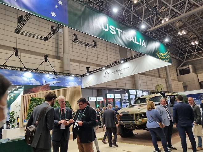 일본 2023 DSEI 방산전시회에선 호주가 대형 전시관을 열고 지상장비 업체 등이 적극적으로 참여해 눈길을 끌었다. /유용원 군사전문기자