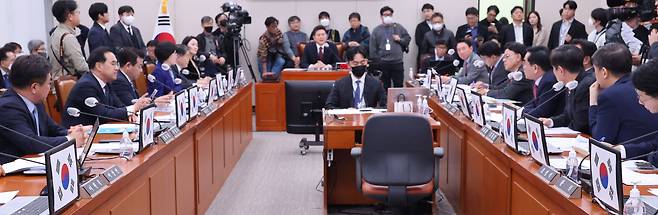 21일 오후 국회에서 열린 외교통일위원회 전체회의에서 여야 의원들 노트북에 태극기가 붙어있다. /연합뉴스