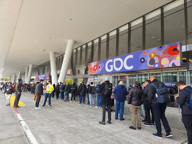 20일(현지시각) 미국 샌프란시스코 모스콘센터에서 열린 게임 개발자 컨퍼런스(GDC)에 참석하기 위해 관람객들이 줄을 서고 있다./샌프란시스코=이소연 기자