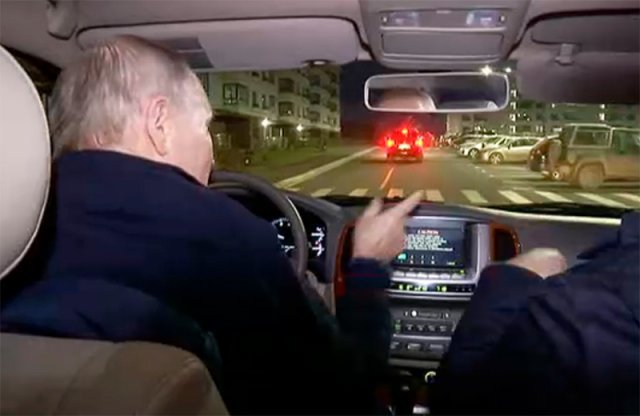 18일(현지 시간) 직접 차량을 운전해 러시아군이 점령한 우크라이나 남동부 마리우폴 도심으로 들어서고 있는 푸틴 대통령. 크렘린궁 제공