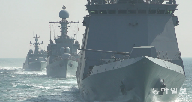 21일 서해상에서 실시한 해군 2함대 해상기동훈련에서 을지문덕함(DDH-Ⅰ, 3,200톤급), 서울함(FFG, 2,800톤급), 공주함(PCC, 1,000톤급), 박동혁함(PKG, 450톤급)이 이동하고 있다. 해군 제공