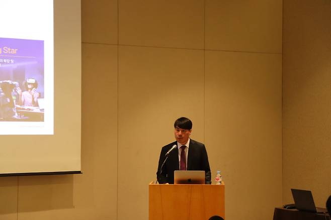 김재웅 팸텍 대표가 21일 서울 여의도에서 열린 기자간담회에서 사업 전략을 소개하고 있다.(사진=팸텍)