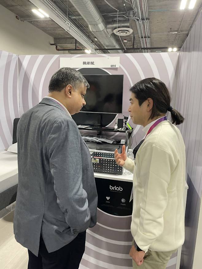 지난 1월 미국 라스베이거스에서 열린 CES 2023 전시장 내 비알랩 부스에서 이종민 대표가 방문객에게 솔루션을 소개하고 있다.