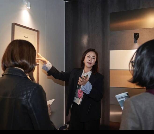 김효은 티아이에스 부사장이 국내 최대 규모의 라이프스타일 전시회 ‘2023 서울리빙디자인페어’에서 관람자들에게 제품 설명을 하고 있다. 티아이에스 제공.