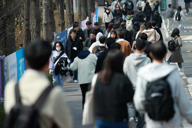 20일 서울시내 한 대학에서 학생들이 이동하고 있다. 이날 통계청 국가통계포털(KOSIS)에 따르면 지난 2월 비경제활동인구 중에 구직 활동이나 취업 준비를 하지 않고 활동 상태를 '쉬었음'이라고 답한 15~29세 청년층은 49만7,000명으로 나타나 역대 최대치를 기록했다. 뉴스1