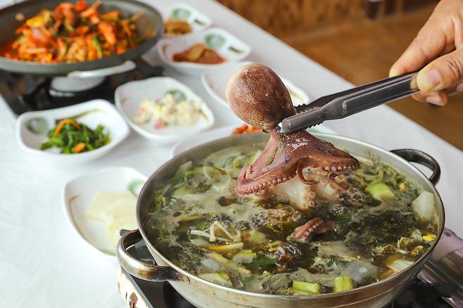 서천의 별미, 주꾸미 샤부샤부. 다리는 살짝만 익혀서 먹고 알과 내장이 든 머리는 충분히 익힌 뒤에 먹어야 한다.