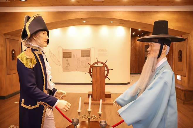 2017년 마량진항에 들어선 '성경 전래지 기념관'. 1816년 중국을 들렀다가 탐사 차 조선을 찾은 영국 군이 최초로 성경을 건넨 사건을 기념하는 공간이다.