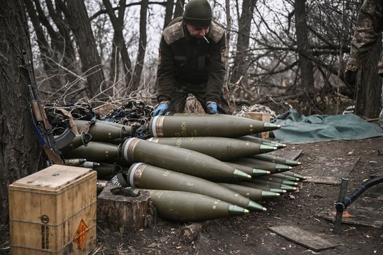 우크라이나군이 지난 17일 동부 바흐무트 인근에서 155㎜ 포탄을 정리학 있다. AFP=연합뉴스