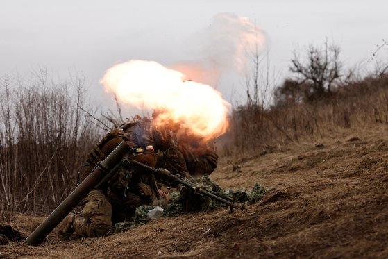 지난 16일(현지시간) 우크라이나 동부 도네츠크 지역에서 우크라이나 병사들이 박격포를 발사하고 있다. 로이터=연합뉴스