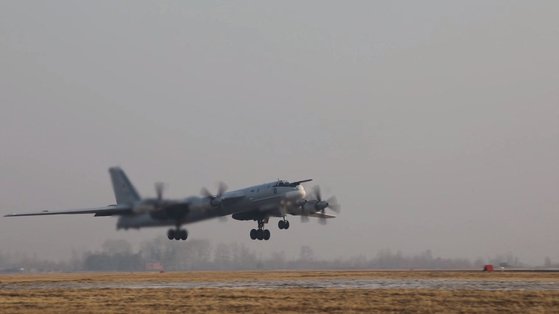 러시아의 TU-95MS 전략 폭격기가 동해의 중립 수역 상공 비행을 위해 이륙하고 있다. 로이터=연합뉴스