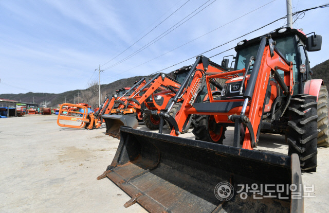 ▲ 21일 화천군 농기계 임대사업소 화천읍 본소에서 정비를 마친 임대 농기계들이 영농현장 투입을 기다리고 있다.