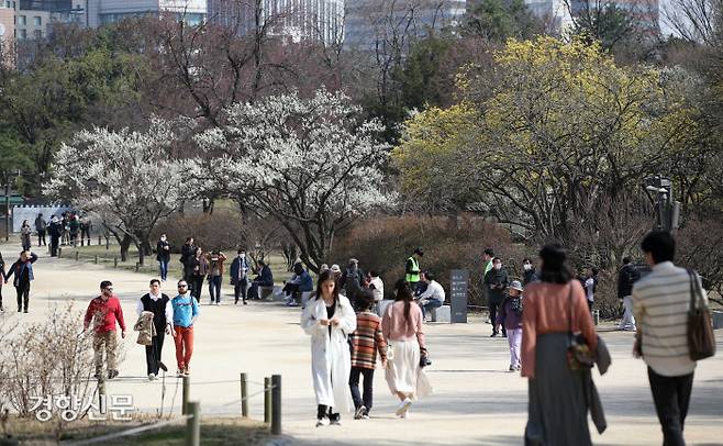 창덕궁을 찾은 시민들이 매화, 산수유 등 봄꽃이 만개한 낙선재 일대를 관람하고 있다.