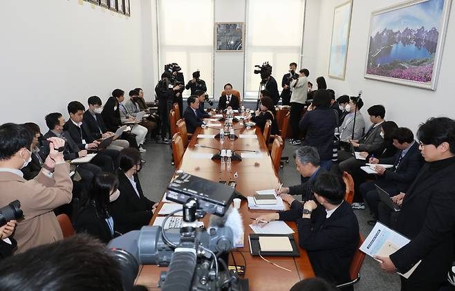 지난 17일 국회에서 열린 정치개혁특별위원회 정치관계법개선소위원회에서 조해진 위원장이 회의를 주재하고 있다. 연합뉴스