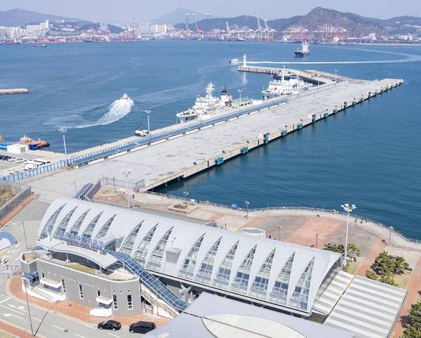 2018년 확장 개장 이후 사드(THAAD) 사태와 2020년 코로나 팬데믹 등으로 개점휴업 상태인 부산 영도구 동삼동 국제크루즈터미널 전경. 크루즈 재개로 오는 26일부터 올해 10여 척의 크루즈가 입항할 예정으로 크루즈 회복세를 맞아 종합적인 활성화 방안을 마련해야 한다는 목소리가 높다.  이원준 기자