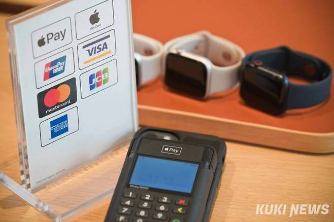 애플의 근거리무선통신(NFC) 결제 서비스 '애플페이' 국내 서비스가 시작된 21일 오전 서울 중구 명동 애플스토어에 애플페이 결제를 알리는 안내문이 세워져 있다.