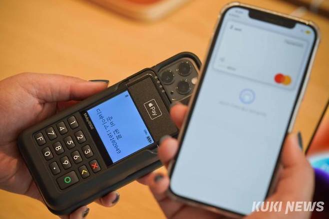 애플의 근거리무선통신(NFC) 결제 서비스 '애플페이' 국내 서비스가 시작된 21일 오전 서울 중구 명동 애플스토어에 애플페이 결제를 알리는 안내문이 세워져 있다.