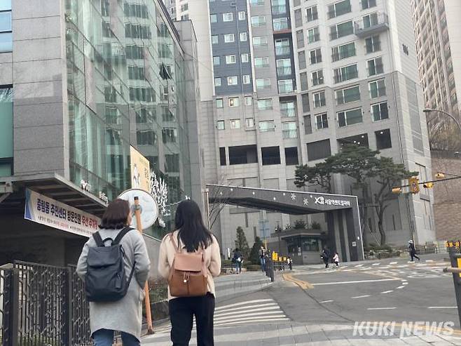 서울역 센트럴자이 아파트 일부 동에서 외벽 균열이 발견됐다.  사진=송금종 기자 