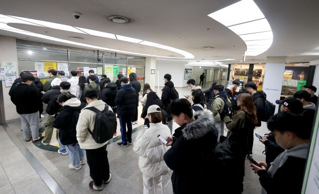 지난 13일 오전 서울 동대문구 경희대학교 학생 식당에서 학생들이 '천원의 아침밥' 식권을 사기 위해 줄 서있다. 연합뉴스