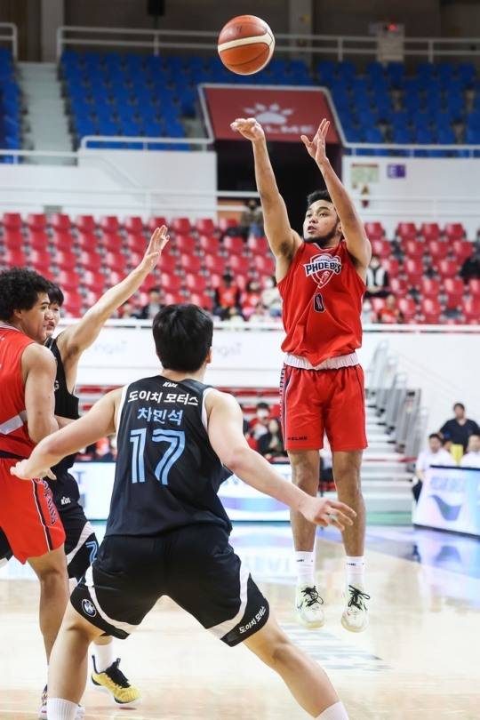 슛 시도하는 아바리엔토스[KBL 제공]