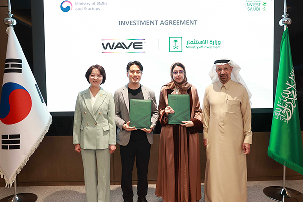 Signing ceremony for the memorandum of understanding between WAVE and Saudi Arabia’s Ministry of Investment [Photo provided by WAVE]