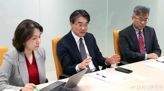 머니투데이는 10일 오전 서울 서린동 본사에서 미국과 중국, EU(유럽연합) 상무관을 초청해 최근 통상현안에 대한 좌담회를 진행했다. 왼쪽부터 최세나 주벨기에EU대사관 상무관, 김성열 주미국대사관 상무관, 이재근 주중국대사관 상무관. /사진=이기범 기자 leekb@