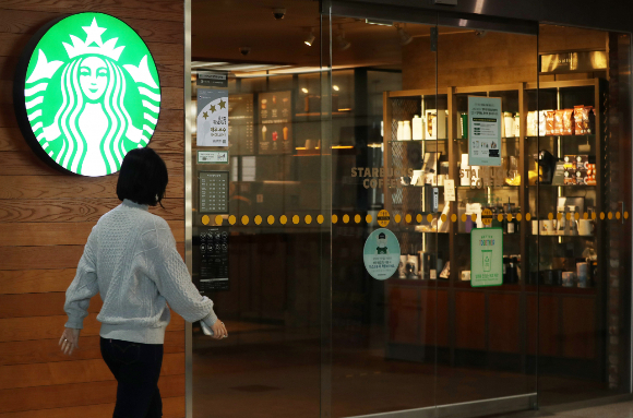 21일부터 스타벅스를 제외한 대부분의 커피 전문점에서 애플페이를 사용할 수 있게 됐다. 사진은 서울 시내의 한 스타벅스 매장. /사진=머니투데이 DB