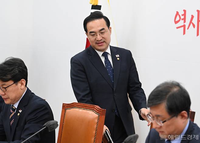 박홍근 더불어민주당 원내대표가 21일 서울 영등포구 여의도 국회에서 열린 원내대책회의에 참석하고 있다. 임세준 기자