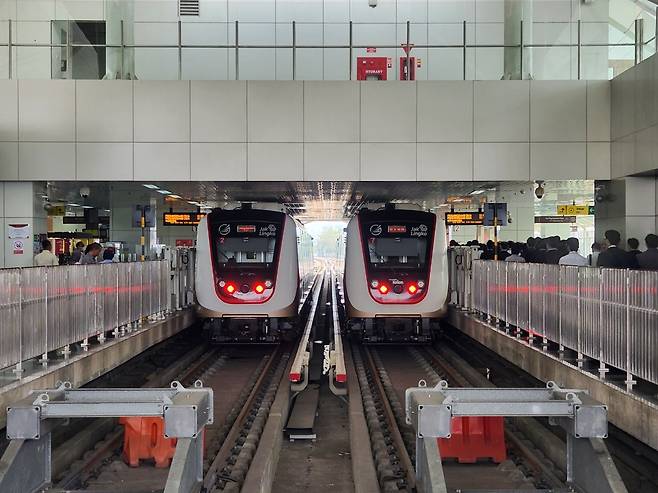 17일(현지시간) 인도네시아 자카르타 경전철(LRT) 출발역에 열차가 들어오고 있다. [자카르타 공동 취재단]