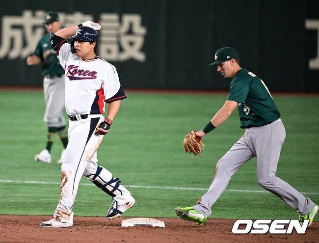 [OSEN=도쿄(일본), 손용호 기자]7회말 2사에서 대표팀 강백호가 2루타를 날리고 뒤에 호주 2루수가 있는 줄 모르고 더그아웃을 향해 세리머니를 하다 태그아웃을 당하고 있다. 원심은 세이프였지만 호주의 비디오 판독 요청 결과 원심 번복. 2023.03.09 /spjj@osen.co.kr