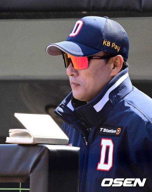 [OSEN=광주, 조은정 기자] 19일 광주 기아챔피언스필드에서 2023 KBO리그 두산 베어스와 KIA 타이거즈의 시범경기가 열렸다.두산 이승엽 감독이 경기를 지켜보고 있다. 2023.03.19 /cej@osen.co.kr
