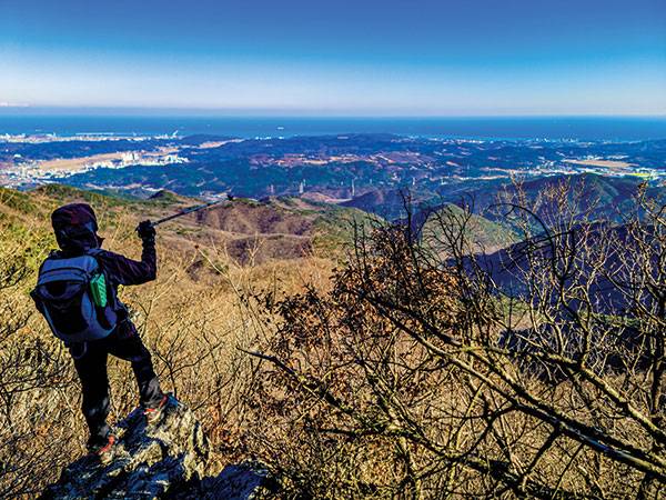 대운산 주능선에서 바라본 동해. 해가 제일 먼저 뜬다는 간절곶과 고리원자력발전소가 한눈에 보인다.