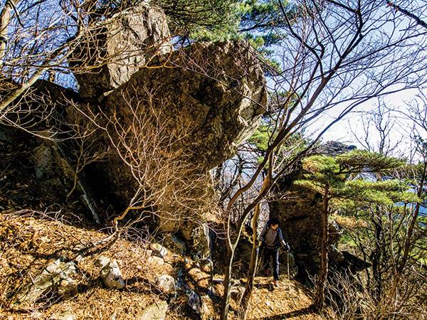 대운산 제2봉 직전에 나타난 으리으리한 석문. 이곳을 통과하면 하늘이 열리고 사방으로 조망이 트인다.