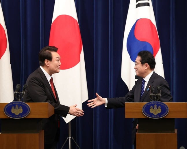 지난 16일 일본 수도 도쿄의 총리 관저에서 열린 정상 공동 기자회견에 참석한 기시다 후미오 일본 총리(오른쪽)가 윤석열 대통령에게 악수를 청하고 있는 모습. 도쿄=연합뉴스