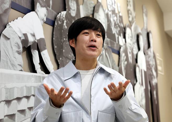 김영삼 전 대통령(YS)의 1964년 저서 ‘우리가&nbsp;기댈 언덕은 없다’를&nbsp;‘YS 세계를 보다’로 재탄생시킨 이동수 작가가 15일 서울 동작구 상도동 김영삼도서관에서 세계일보와 인터뷰하며 김 전 대통령의 실용주의에 대해 설명하고 있다.&nbsp;&nbsp;&nbsp;&nbsp;&nbsp;남정탁 기자