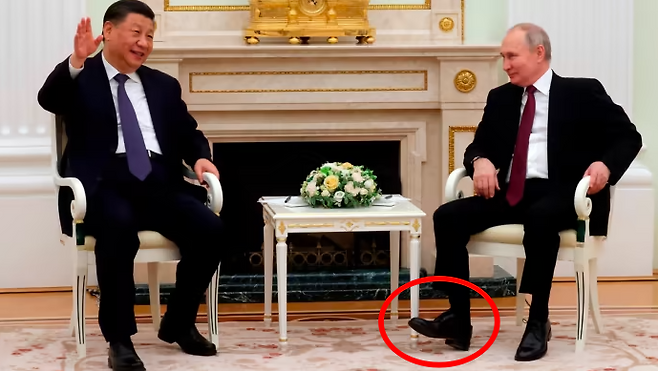시진핑 중국 국가주석(왼쪽)과 블라디미르 푸틴 러시아 대통령(오른쪽)이 20일 모스크바 크렘린궁에서 만났다 로이터 연합뉴스