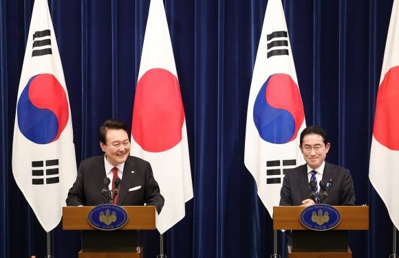 윤석열 대통령과 기시다 후미오 일본 총리가 16일 일본 도쿄 총리 관저에서 한일 정상회담 결과를 설명하는 공동 기자회견을 열고 있다. 이날 두 정상은 앞으로 형식에 구애받지 않고 셔틀외교를 복원하기로 합의하는 등 한일 협력 방안을 논의했다. 도쿄 연합뉴스. 2023. 03. 16