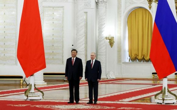 21일(현지시간) 러시아 모스크바 크렘린을 방문한 시진핑(왼쪽) 중국 국가주석과 블라디미르 푸틴(오른쪽)이 공식 정상회담에 앞서 기념촬영을 하고 있다. 2023.3.21 스푸트니크 AFP 연합뉴스