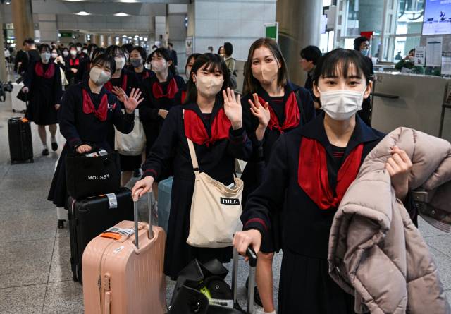 한국으로 수학여행을 온 일본 구마모토현 루테루학원 고등학교 학생들이 21일 인천국제공항 제1터미널로 입국하고 있다. 일본 청소년의 한국 수학여행은 코로나19 상황으로 2020년 이후 전면 중단된 뒤 3년 만이다. 학생들은 21일부터 25일까지 4박 5일 일정으로 전주와 서울 일대를 여행한다. 영종도=권욱 기자 2023.03.21