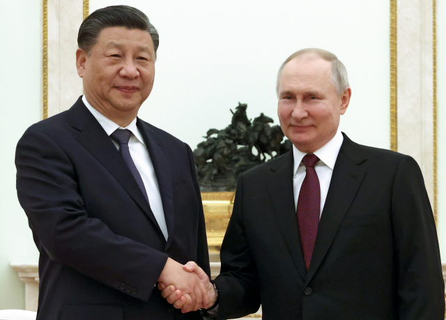 시진핑 중국 국가주석과 블라디미르 푸틴 러시아 대통령이 20일 러시아 모스크바 크렘린에서 악수하고 있다. AP연합.