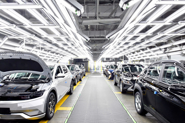현대자동차 울산 공장에서 생산된 전용 전기차 아이오닉5가 제품 검수를 위해 줄지어 있다. 사진 제공=현대차