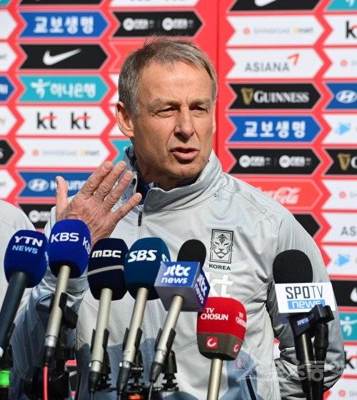 한국축구대표팀이 20일 경기도 파주 축구대표팀트레이닝센터(NFC)에서 콜롬비아와 우루과이의 친선경기에 앞서 소집훈련을 진행했다. 훈련 전 클린스만 감독이 인터뷰를 하고 있다. 파주 | 주현희 기자 teth1147@donga.com