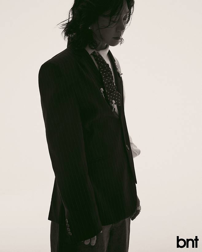 Singer Yoon Do Hyun told honest stories.On the 21st, bnt released an interview with YB leader Yoon Do Hyuns picture.Interviews were held after shooting three concept pictorials to meet the soft atmosphere, charismatic mood, and rocker feel.Yoon Do Hyun is a radio station that is going on about the promise of the recently released song. There is a corner called Yoon Do Hyun at 4 oclock. It is a story about environmental movement together.Lets do it together. I made an open recording, and it was a fan song made with the stories and ideas of fans and listeners. We did not have a fan song, it was so precious, and I was so happy to have such a song as a radio DJ.When I asked him how he felt about being a radio DJ, he said, Its so funny. I think I was a lot younger when I was DJing on a date. Now Im getting older, getting married and having kids.So, I am deeply sympathetic to the story of the listeners because of the improved empathy ability. (Laughter) And it is better and more fun because I am trying to make a radio that focuses more on music than the radio I used to do.There is also a corner called  ⁇  1 day 1 metal  ⁇ , and the listeners response is good and they are proud.Yoon Do Hyun, who boasts an overwhelming male fan rate, said, Even during this tour, most of the good seats and front seats were men. The YouTube channel is also small, but 90% of the subscribers are men.Then I was really relieved, and I was proud of my male fans because I felt like I got a lot of music in my music.Yoon Do Hyun is still as popular as an idol as a gift until the birthday cafe. When asked about his feelings, I thought that I was good because I was crazy for a while when I was young.I did not think how much the people around me helped me. Fortunately, I was able to come to my senses so quickly. Thank you so much for the fans unwavering love.I have been working for a long time in good health and I will be an artist who is not ashamed of my fans.When asked how he wanted to be remembered by the public, he said, I think I have included a lot of stories about the times in my music. I want to be memorized as a band that has permeated the daily life of YB.And I also want to stay in Memory as a musician who plays rock and roll on stage even if I have gray hair.