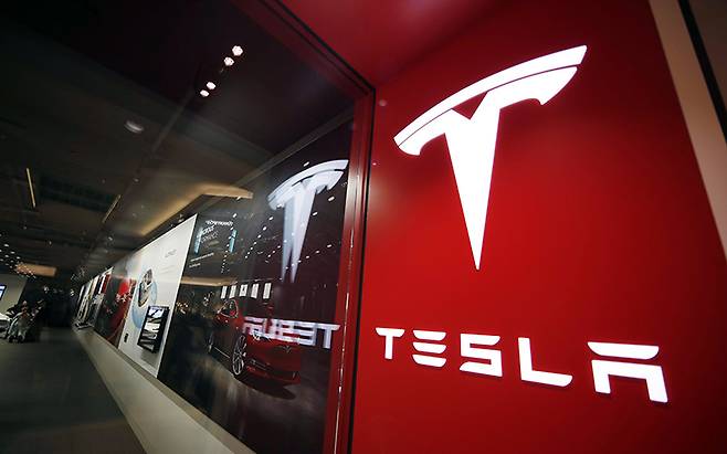 테슬라가 전기차 가격을 낮추면서 가격 경쟁에 돌입했다.[사진=뉴시스]