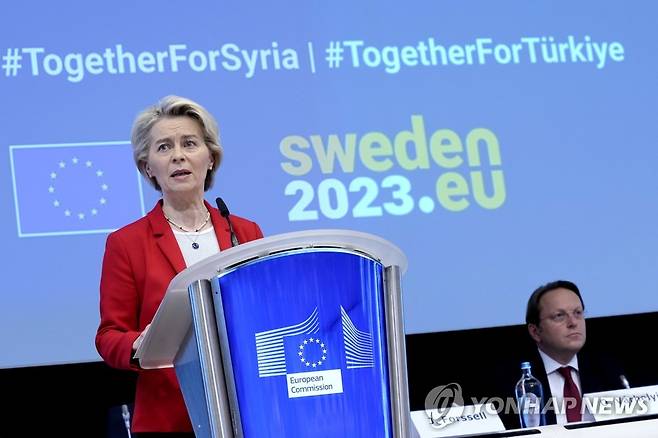 '국제 기부자 콘퍼런스'에서 발언하는 EU 집행위원장 (브뤼셀 AP=연합뉴스) 우르줄라 폰데어라이엔 EU 집행위원장이 20일(현지시간) 벨기에 브뤼셀에서 열린 튀르키예·시리아 지진 복구 지원을 위한 '국제 기부자 콘퍼런스'에서 발언하고 있다. 2023.3.20 photo@yna.co.kr [재판매 및 DB 금지]