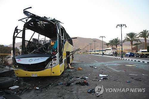 2014년 2월 이집트 시나이반도 타바 국경검문소 앞에서 벌어진 자살폭탄 테러로 한국인 관광객들이 타고 있던 버스가 파손된 모습. [연합뉴스 자료사진. 재판매 및 DB 금지]
