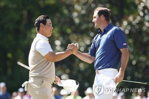 작년 프레지던츠컵 포섬경기에서 셰플러를 꺾고 악수하는 김주형. [AFP/게티이미지=연합뉴스]