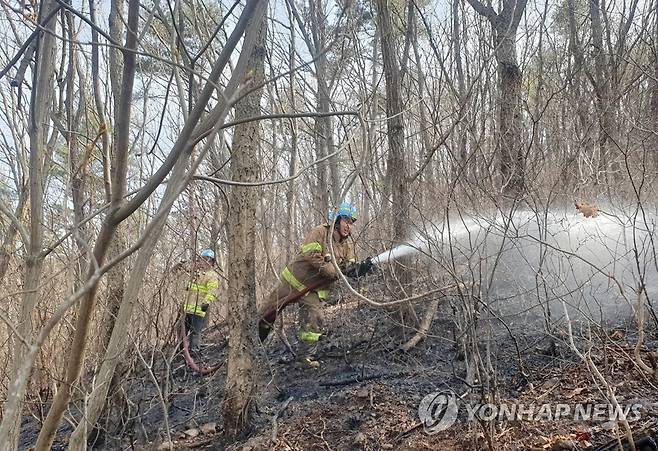 산불 끄는 소방관들 (울산=연합뉴스) 21일 울산시 울주군 두동면 일원 야산에서 불이 나 소방관들이 진화 작업을 벌이고 있다. 2023.3.21 [울산 울주소방서 제공. 재판매 및 DB 금지] canto@yna.co.kr