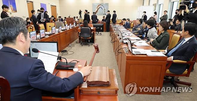 과방위 '방송법 개정안' 등 방송 관련 3법 본회의 직회부 요구안 의결 (서울=연합뉴스) 백승렬 기자 = 여야 쟁점 법안인 이른바 공영방송지배구조개선법안의 본회의 직회부 요구안이 21일 더불어민주당 주도로 국회 과학기술정보방송통신위원회를 통과했다.     
    과방위는 이날 오후 전체회의에서 방송법·방송문화진흥법·한국교육방송공사법 개정안의 '본회의 부의 요구안'을 무기명 투표를 통해 각각 의결했다. 
    총투표수 12표 가운데 찬성표는 모두 12표로, 사실상 더불어민주당 단독으로 의결됐다. 민주당 출신인 무소속 박완주 의원도 투표에 참여했다. 여당인 국민의힘 의원들은 방송법 의결에 반대해 모두 퇴장했다. 2023.3.21 srbaek@yna.co.kr