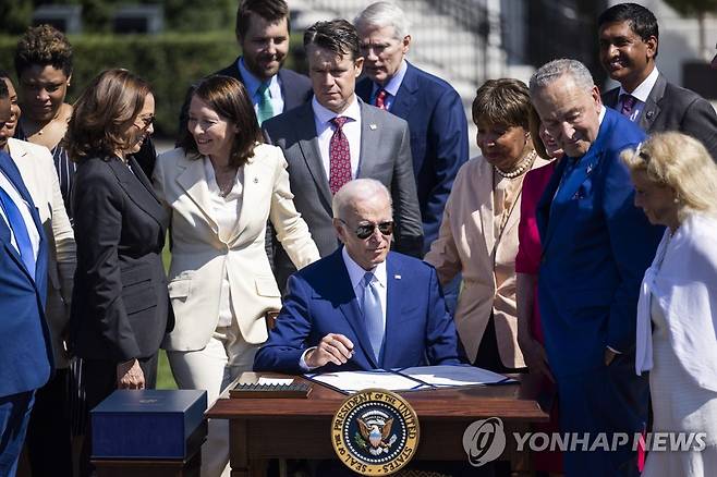반도체 산업육성법 서명하는 바이든 [EPA 연합뉴스 자료사진. 재판매 및 DB 금지]